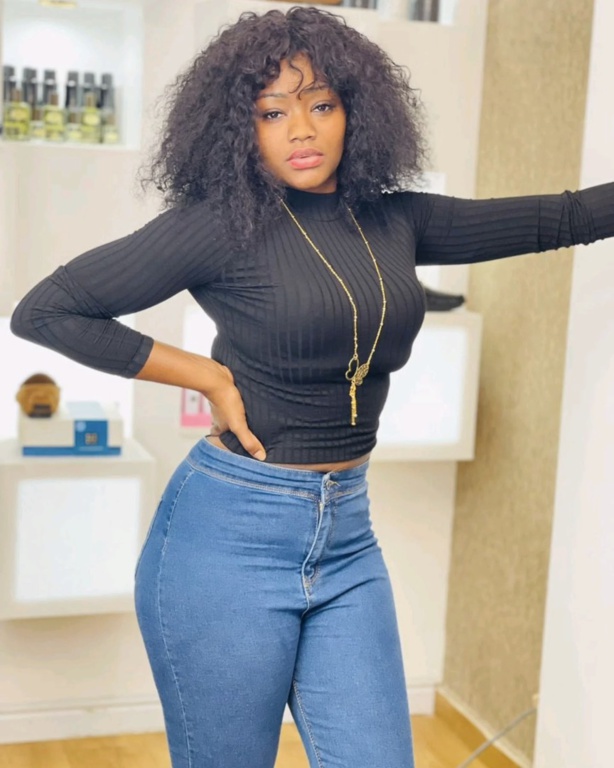 Fama Thioune avec son nouveau look Fama Thioune avec son nouveau look