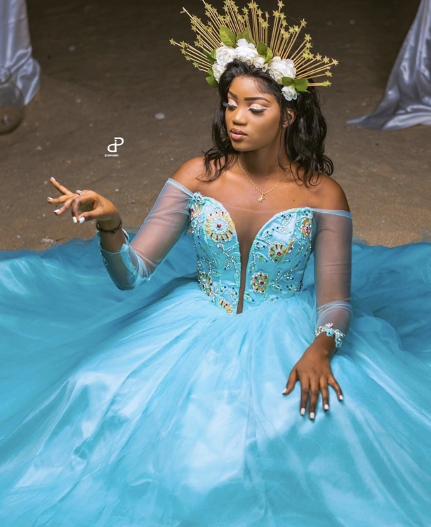 La sublime actrice Cathy dans une magnifique robe de princesse La sublime actrice Cathy dans une magnifique robe de princesse