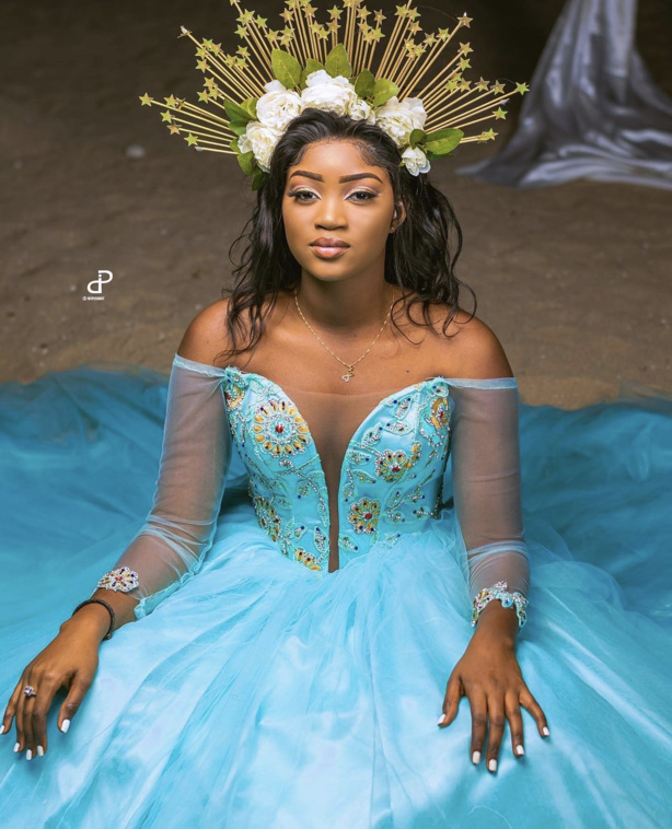 La sublime actrice Cathy dans une magnifique robe de princesse