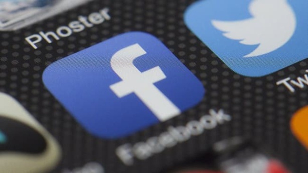 Guerre en Ukraine: Facebook assouplit son règlement sur les discours violents contre l'armée russe