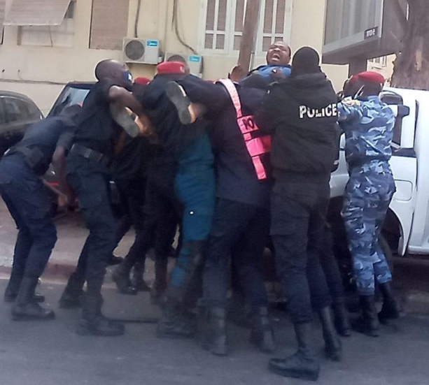 Les révélations de Guy Marius après sa libération: "La police m'a jeté à 50 km de Dakar dans la brousse en pleine nuit" Les révélations de Guy Marius après sa libération: "La police m'a jeté à 50 km de Dakar dans la brousse en pleine nuit"