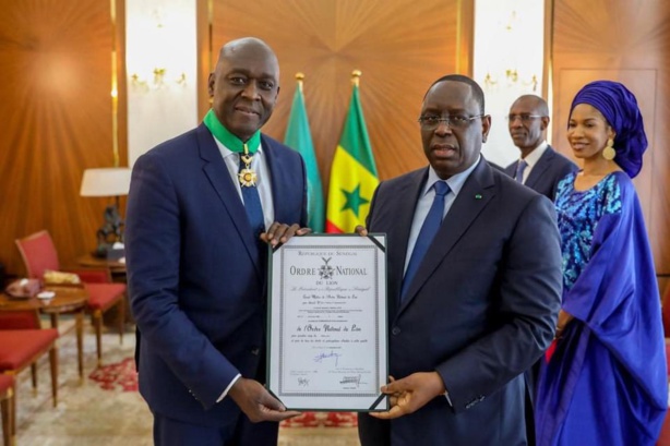 Macky élève un ancien ministre de Wade au rang de "Commandeur dans l'ordre national du Lion" Macky élève un ancien ministre de Wade au rang de "Commandeur dans l'ordre national du Lion"