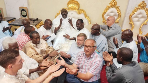 Des Ukrainiens et Russes chez le Khalif général des mourides Des Ukrainiens et Russes chez le Khalif général des mourides