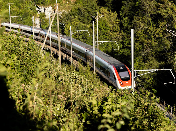 Suisse: «Probablement» des blessés après le déraillement d'un train dans les Alpes affirme la police Suisse: «Probablement» des blessés après le déraillement d'un train dans les Alpes affirme la police