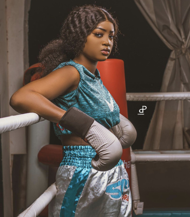 La ravissante actrice Cathy dans la boxe La ravissante actrice Cathy dans la boxe