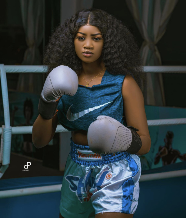 La ravissante actrice Cathy dans la boxe La ravissante actrice Cathy dans la boxe