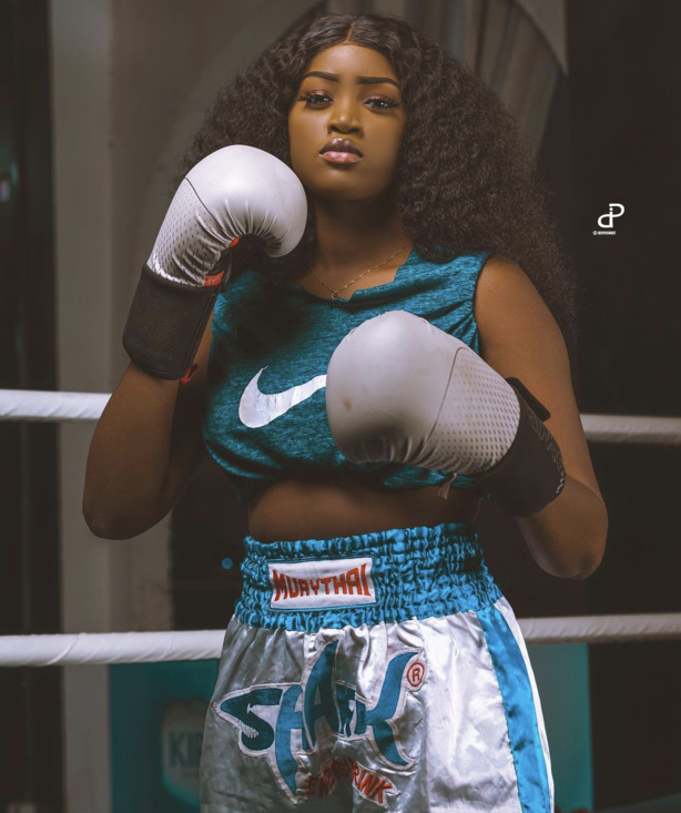 La ravissante actrice Cathy dans la boxe La ravissante actrice Cathy dans la boxe