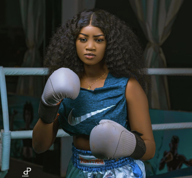 La ravissante actrice Cathy dans la boxe La ravissante actrice Cathy dans la boxe