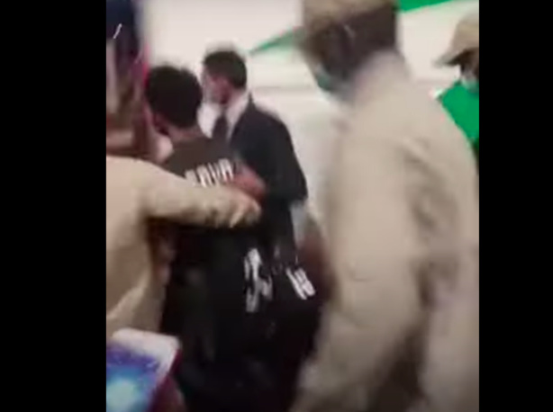 Sénégal : Salah insulté et hué dès son arrivée à l’AIBD (Vidéo) Sénégal : Salah insulté et hué dès son arrivée à l’AIBD (Vidéo)