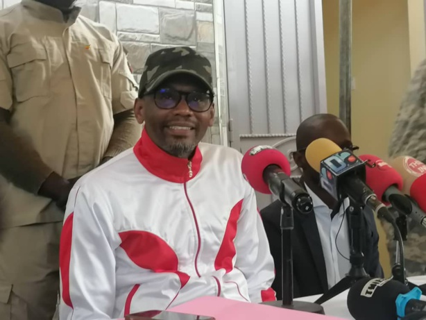 Élections législatives parrainage: Habib Niang met 1500 signatures sur la table pour un début. Élections législatives parrainage: Habib Niang met 1500 signatures sur la table pour un début.