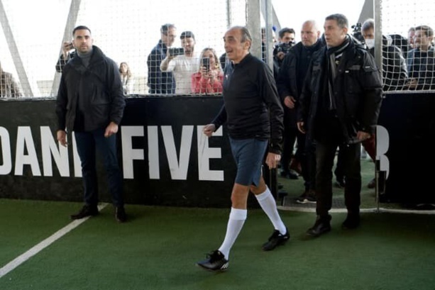 Zemmour chassé d’un terrain de foot par un des frères Zidane Zemmour chassé d’un terrain de foot par un des frères Zidane