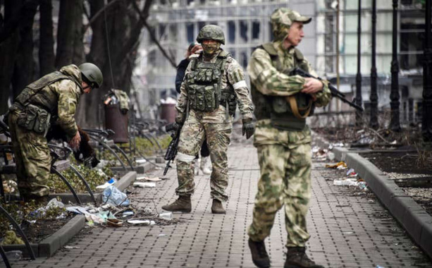 A Marioupol, la Russie appelle les derniers soldats ukrainiens à déposer les armes