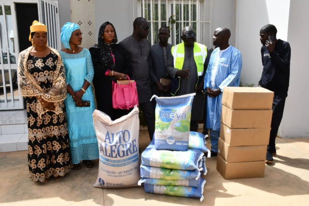 AIBD - RSE : Un important don de sucre, de lait et de dattes offerts aux populations de Diass et Keur Mousseu AIBD - RSE : Un important don de sucre, de lait et de dattes offerts aux populations de Diass et Keur Mousseu