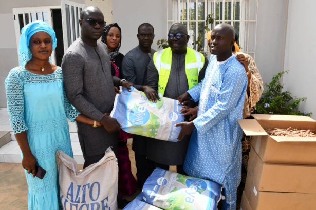 AIBD - RSE : Un important don de sucre, de lait et de dattes offerts aux populations de Diass et Keur Mousseu AIBD - RSE : Un important don de sucre, de lait et de dattes offerts aux populations de Diass et Keur Mousseu