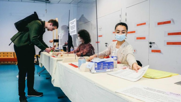 Élection présidentielle française : la participation au second tour s'établit à 63,23% à 17 heures