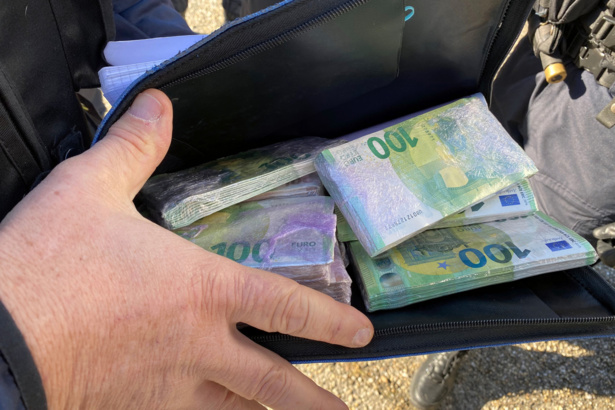 Allemagne: Un homme trouve 150.000 euros et les ramène à la police Allemagne: Un homme trouve 150.000 euros et les ramène à la police