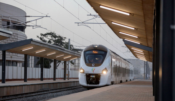 Gare de Dakar : Un drame évité de justesse... une jeune dame a failli se faire.. Gare de Dakar : Un drame évité de justesse... une jeune dame a failli se faire..