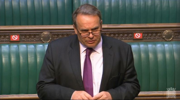 Accusé d'avoir regardé du porno au Parlement, un député britannique reconnaît les faits et démissionne Accusé d'avoir regardé du porno au Parlement, un député britannique reconnaît les faits et démissionne