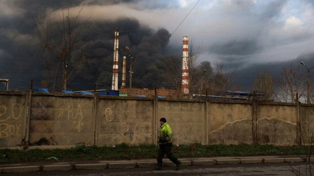 Guerre en Ukraine : la piste de l'aéroport d'Odessa détruite par une frappe russe Guerre en Ukraine : la piste de l'aéroport d'Odessa détruite par une frappe russe
