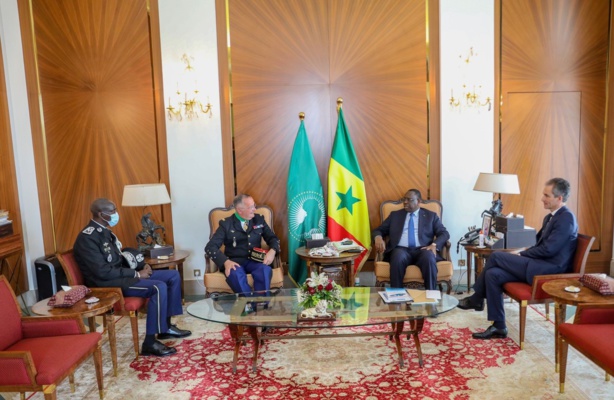 Macky élève un général français à la dignité de commandeur dans l’ordre national du lion