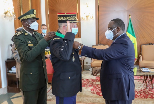 Macky élève un général français à la dignité de commandeur dans l’ordre national du lion Macky élève un général français à la dignité de commandeur dans l’ordre national du lion