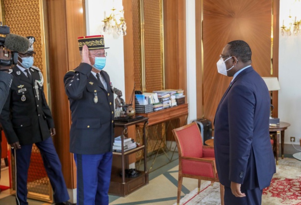 Macky élève un général français à la dignité de commandeur dans l’ordre national du lion
