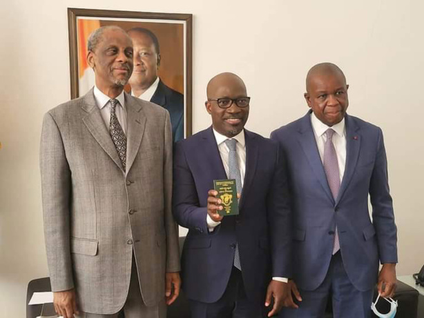 Charles Blé Goudé a reçu son passeport ce lundi 30 mai à la Haye Charles Blé Goudé a reçu son passeport ce lundi 30 mai à la Haye