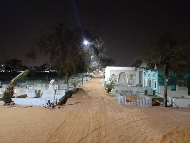 Dakar : Barthélémy DIAS met de l'éclairage dans les Cimetières de Yoff et de Saint Lazare Dakar : Barthélémy DIAS met de l'éclairage dans les Cimetières de Yoff et de Saint Lazare