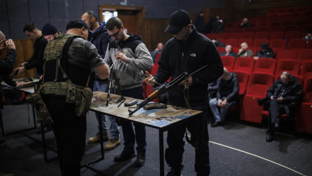 Guerre en Ukraine : les armes envoyées sur le front risquent-elles de revenir illégalement en Europe de l'Ouest ? Guerre en Ukraine : les armes envoyées sur le front risquent-elles de revenir illégalement en Europe de l'Ouest ?