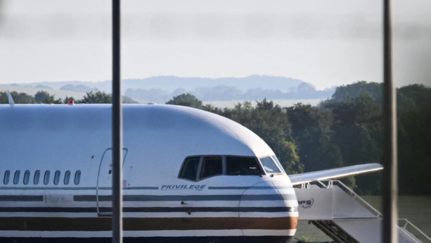 Le vol censé transporter des migrants du Royaume-Uni vers le Rwanda est annulé Le vol censé transporter des migrants du Royaume-Uni vers le Rwanda est annulé