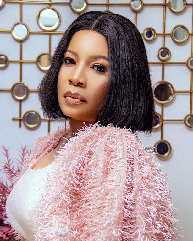 Malgré ses 55 ans, l'actrice Monalisa Chinda garde toujours une forme séduisante Malgré ses 55 ans, l'actrice Monalisa Chinda garde toujours une forme séduisante