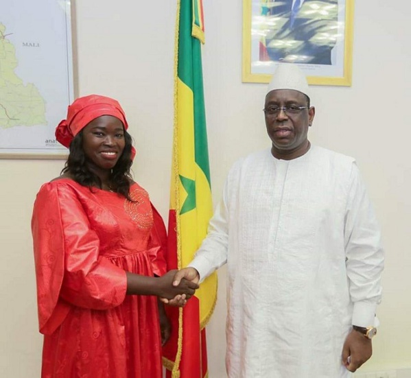 Palais: Dieynaba Goudiaby demande au Président Sall d'octroyer des bourses aux étudiants de Ziguinchor Palais: Dieynaba Goudiaby demande au Président Sall d'octroyer des bourses aux étudiants de Ziguinchor
