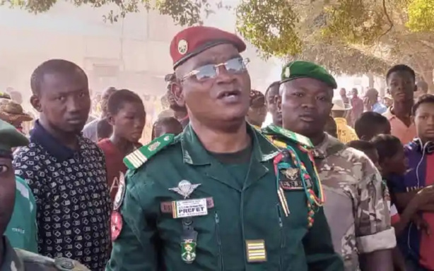 Guinée : Mamadi Doumbouya vire le préfet coiffeur Guinée : Mamadi Doumbouya vire le préfet coiffeur