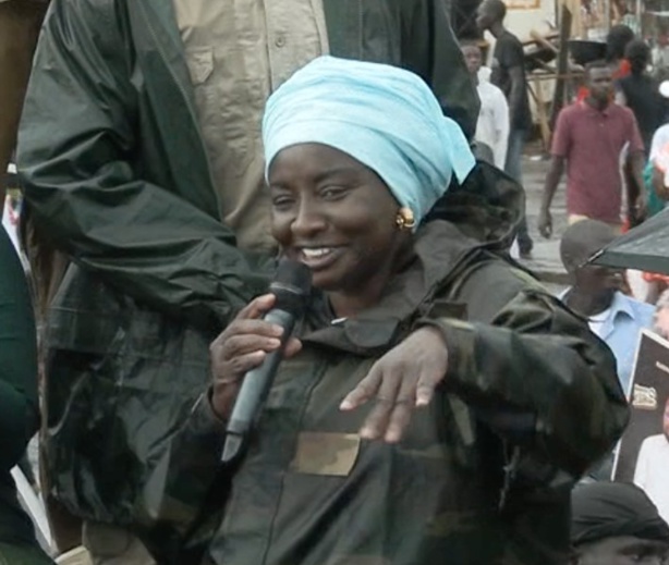 Aminata Touré en tenue militaire