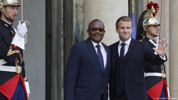 Emmanuel Macron en visite en Guinée-Bissau...