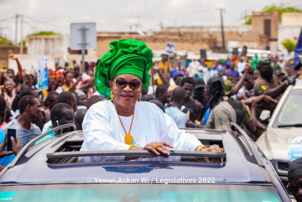 Yewwi Askan Wi : Aida Mbodji fait sa première apparition Yewwi Askan Wi : Aida Mbodji fait sa première apparition