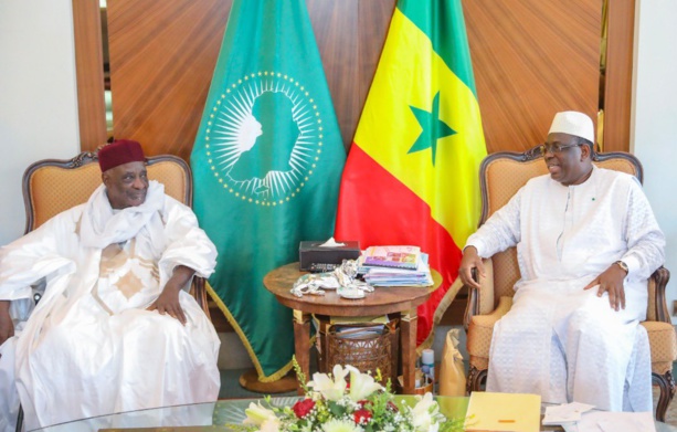 Macky Sall a reçu le khalife de Darou Khoudoss Macky Sall a reçu le khalife de Darou Khoudoss