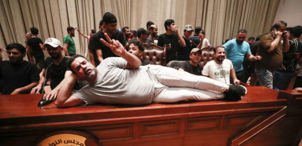 Le Parlement irakien pris d’assaut par des manifestants Le Parlement irakien pris d’assaut par des manifestants