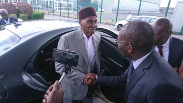 AIBD : Me Abdoulaye Wade n'est pas passé par le salon d'honneur AIBD : Me Abdoulaye Wade n'est pas passé par le salon d'honneur