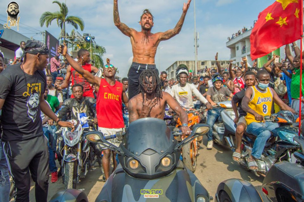 An 3 du décès de DJ Arafat : scènes d'agressions et de vols sur le lieu de l'accident de l'artiste An 3 du décès de DJ Arafat : scènes d'agressions et de vols sur le lieu de l'accident de l'artiste