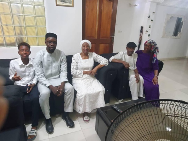 Ousmane Sonko chez la famille de François Mancabou Ousmane Sonko chez la famille de François Mancabou