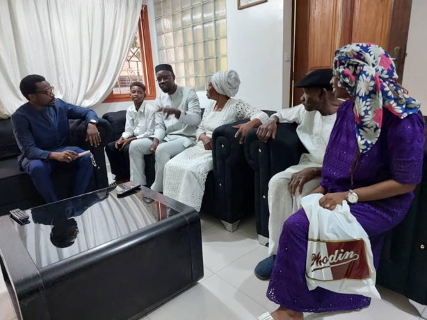 Ousmane Sonko chez la famille de François Mancabou Ousmane Sonko chez la famille de François Mancabou