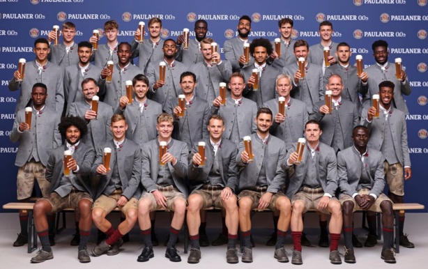 La religion s'invite à la séance photo annuelle en Lederhosen :  Sadio Mané et Mazaoui ont zappé la tasse de bière