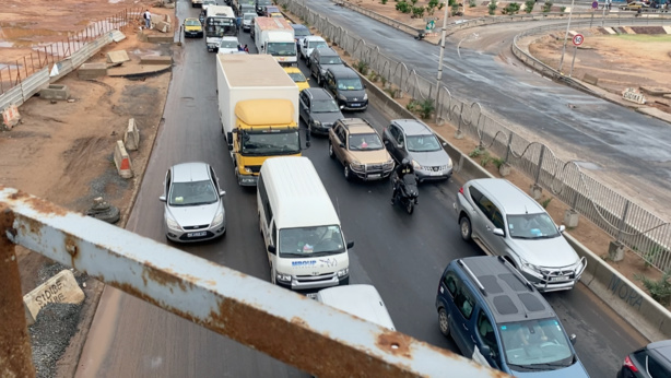 Pont de l’émergence : les usagers bloqués à cause… Pont de l’émergence : les usagers bloqués à cause…
