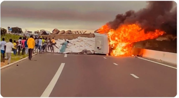 "Ila Toubaa" : un gros-porteur transportant des sacs de farine se renverse et prend feu "Ila Toubaa" : un gros-porteur transportant des sacs de farine se renverse et prend feu