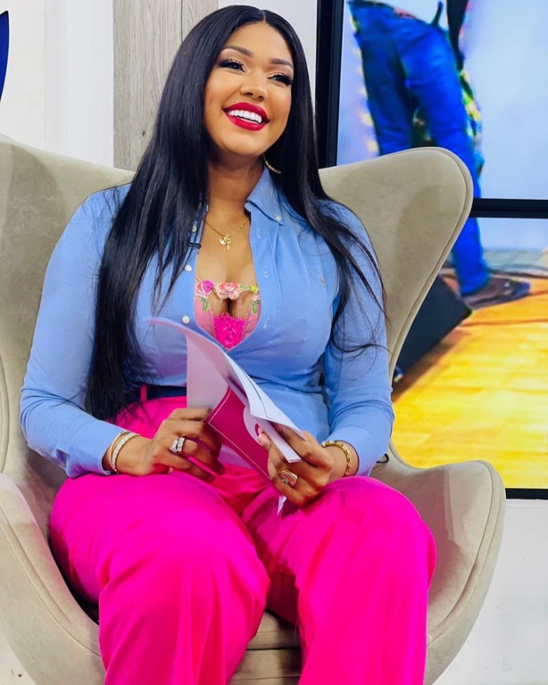 Yaye Awa Dieye de la TFM, séduisante !!! Yaye Awa Dieye de la TFM, séduisante !!!