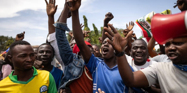 Burkina : Des manifestants célèbrent la chute de Damiba devant la télévision nationale Burkina : Des manifestants célèbrent la chute de Damiba devant la télévision nationale