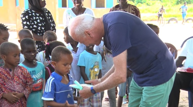 Djembéring: La Fondation "Club Med" et ses partenaires offrent des kits scolaires d’une valeur de plus de 11 millions de FCFA aux enfants des 20 écoles primaires de la commune Djembéring: La Fondation "Club Med" et ses partenaires offrent des kits scolaires d’une valeur de plus de 11 millions de FCFA aux enfants des 20 écoles primaires de la commune