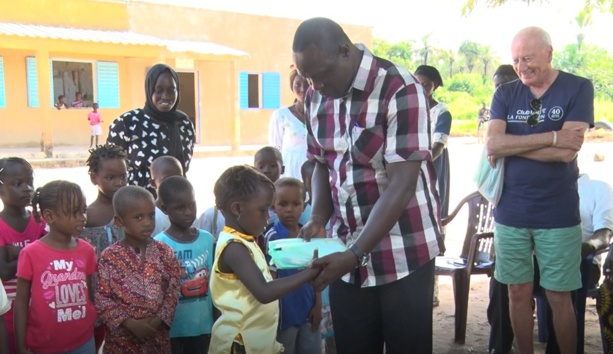 Djembéring: La Fondation "Club Med" et ses partenaires offrent des kits scolaires d’une valeur de plus de 11 millions de FCFA aux enfants des 20 écoles primaires de la commune Djembéring: La Fondation "Club Med" et ses partenaires offrent des kits scolaires d’une valeur de plus de 11 millions de FCFA aux enfants des 20 écoles primaires de la commune