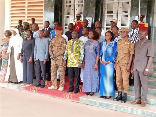 Un gouvernement de 23 membres pour lever les « urgences » Un gouvernement de 23 membres pour lever les « urgences »